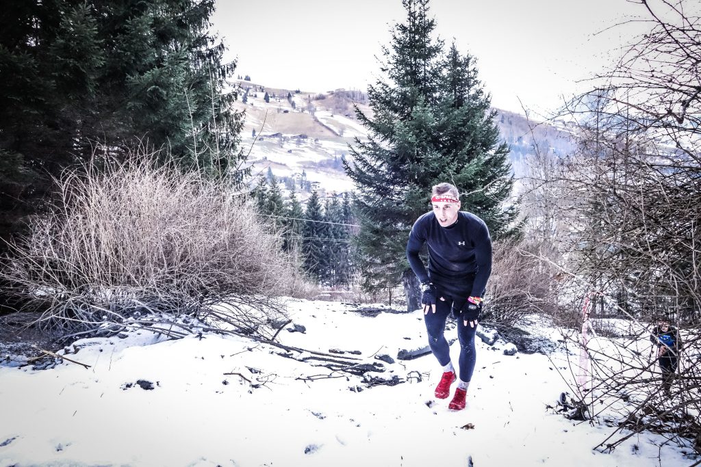 Samuel Lehner beim Laufen im Schnee (Spartan Race)