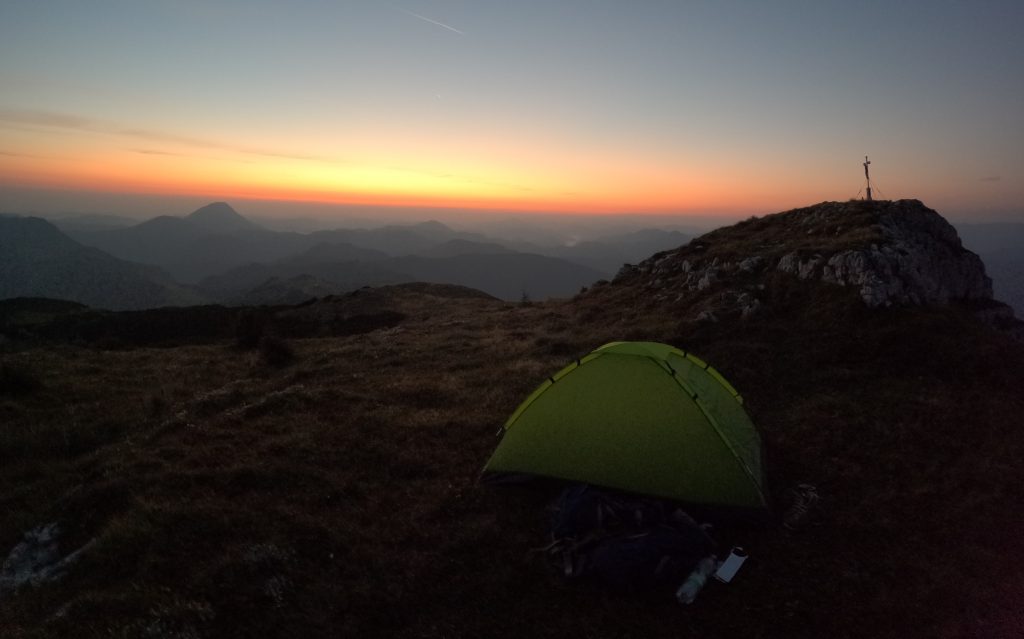 Zelten in den Bergen bei Sonnenuntergang