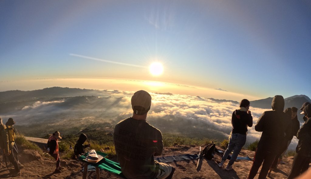 Ausblick bei Sonnenuntergang während einer Bergtour