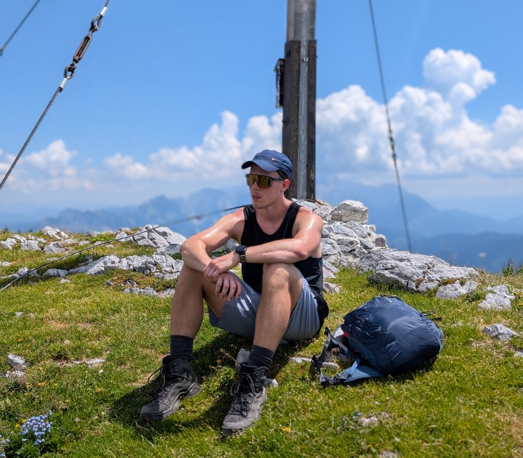 Samuel Lehner bei einer Pause während einer Bergtour