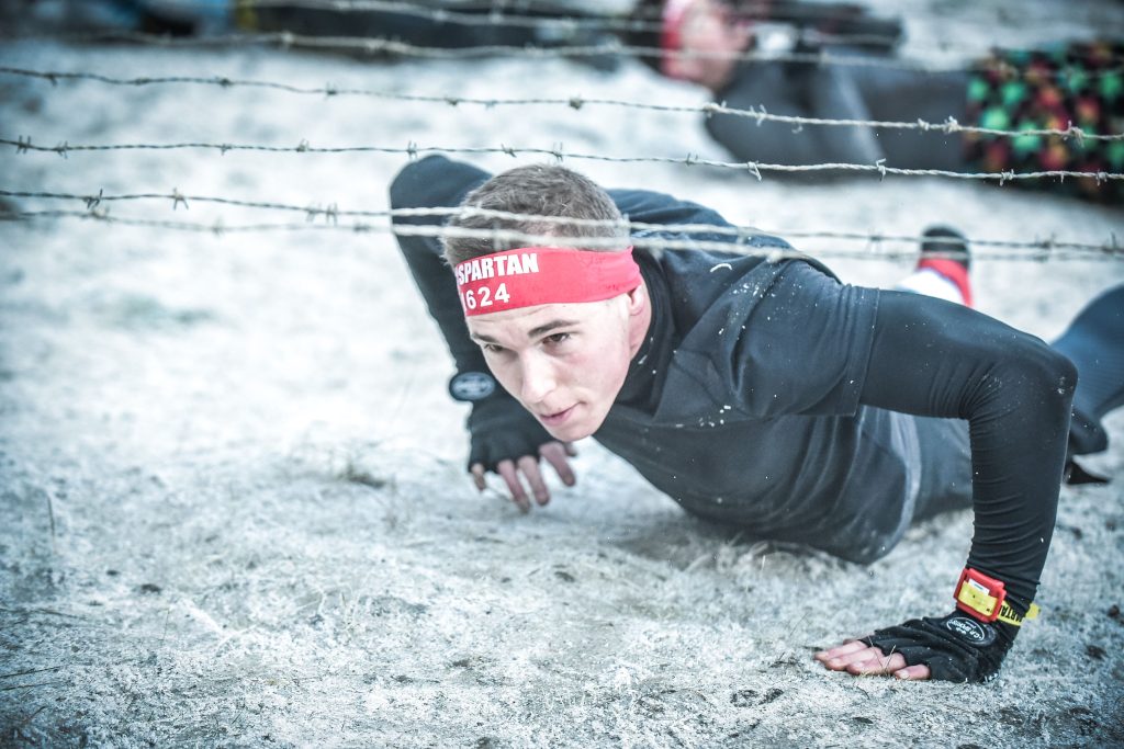 Samuel Lehner bei einer sportlichen Aktivität im Winter (Spartan Race)