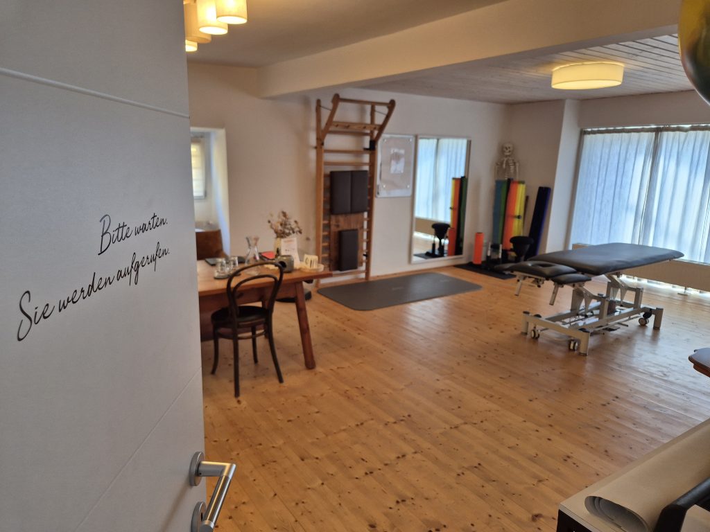 Blick in den Therapieraum der Praxis physamio