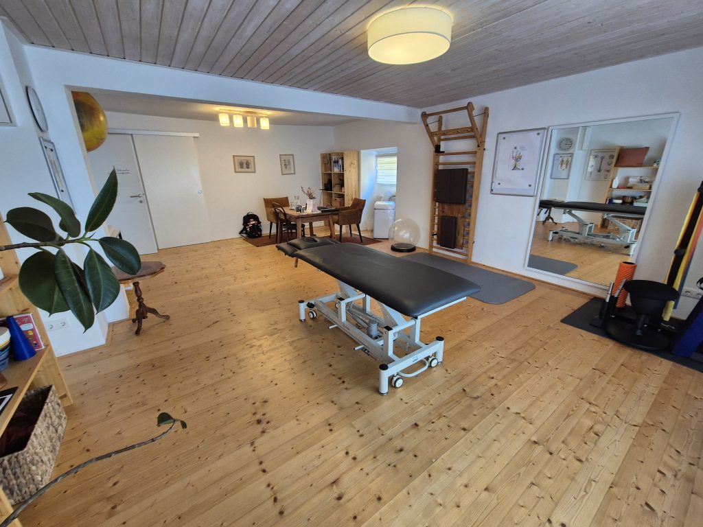 Therapieraum mit Behandlungsliege der Praxis physamio