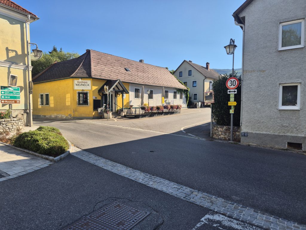 Straßenansicht bei der Zufahrt zur Praxis physamio in Altenmarkt