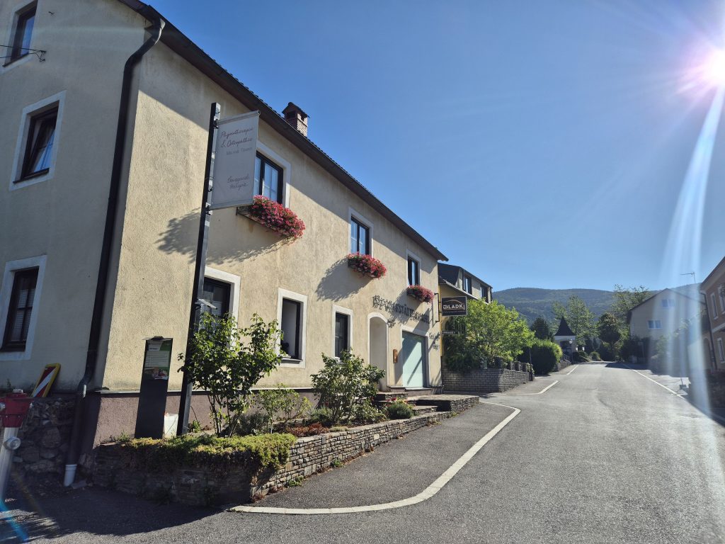 Außenansicht des Gebäudes der Praxis physamio in Altenmarkt