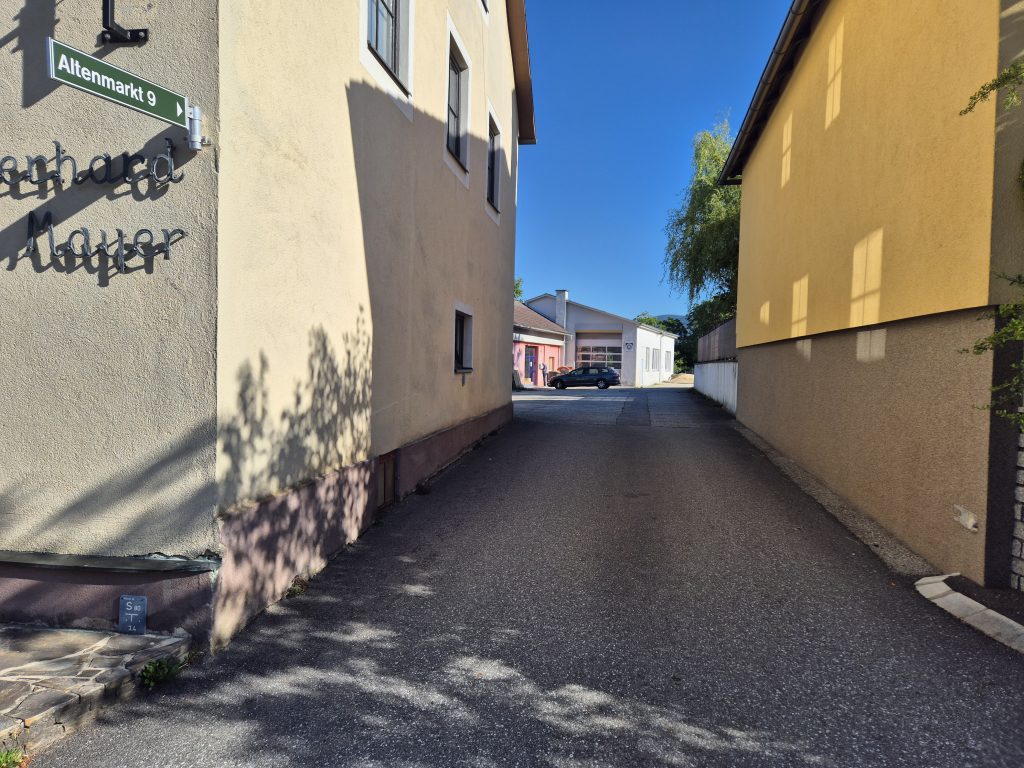 Zufahrt zum Innenhof der Praxis physamio