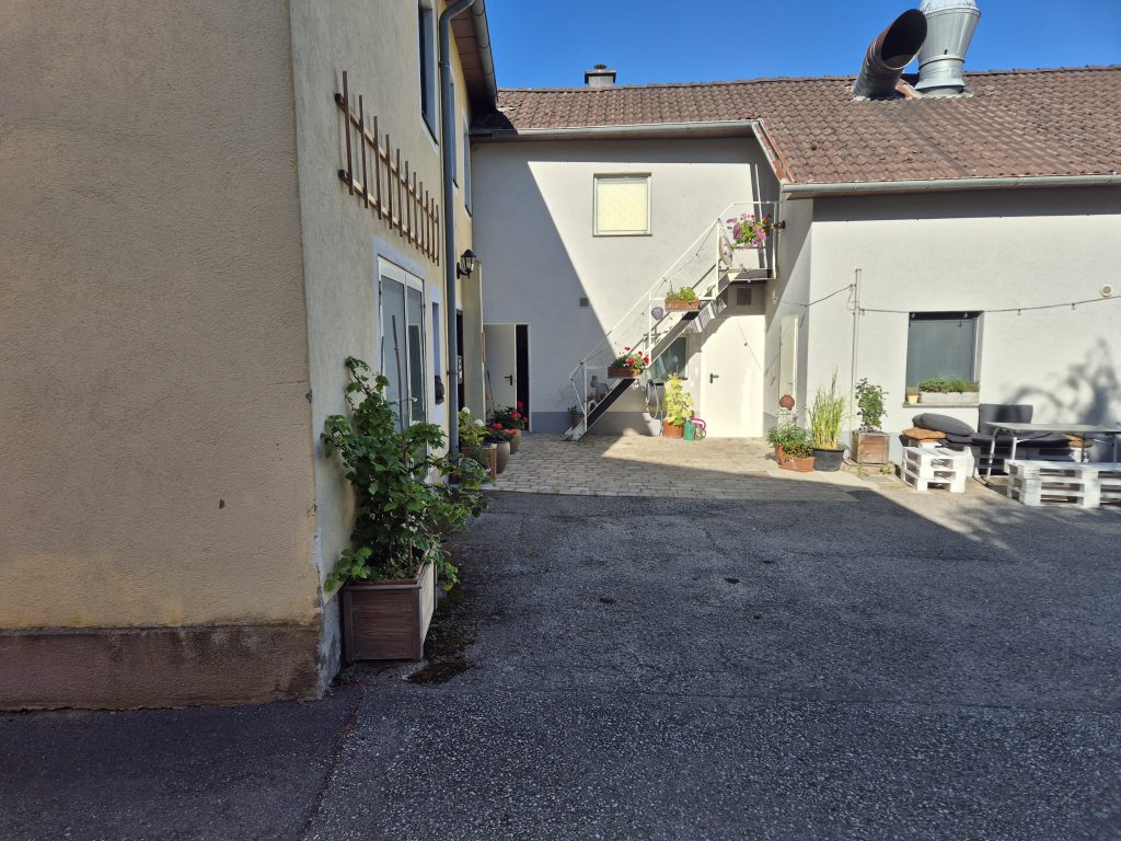 Innenhof mit Zugang zur Praxis physamio